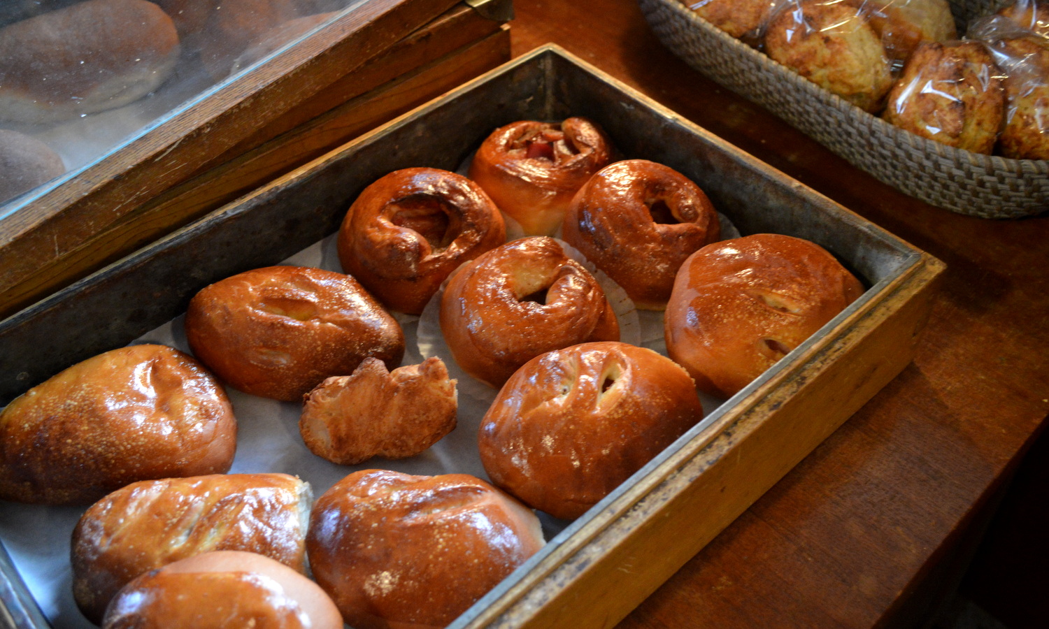 那須高原のパン屋クローチェの古いケースに入れられたパン