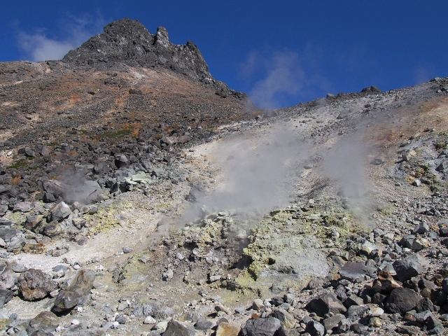 噴煙を上げる那須連山の主峰・茶臼岳