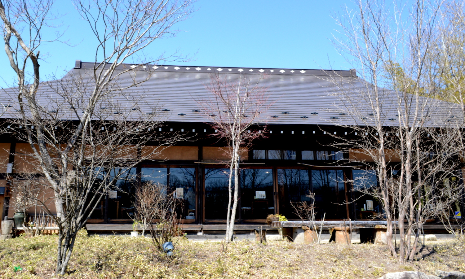 那須高原の卯三郎の民家は広い縁側が続く