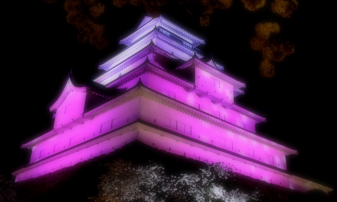 会津若松鶴ヶ城が桜はなびらが投影され浮き上がる