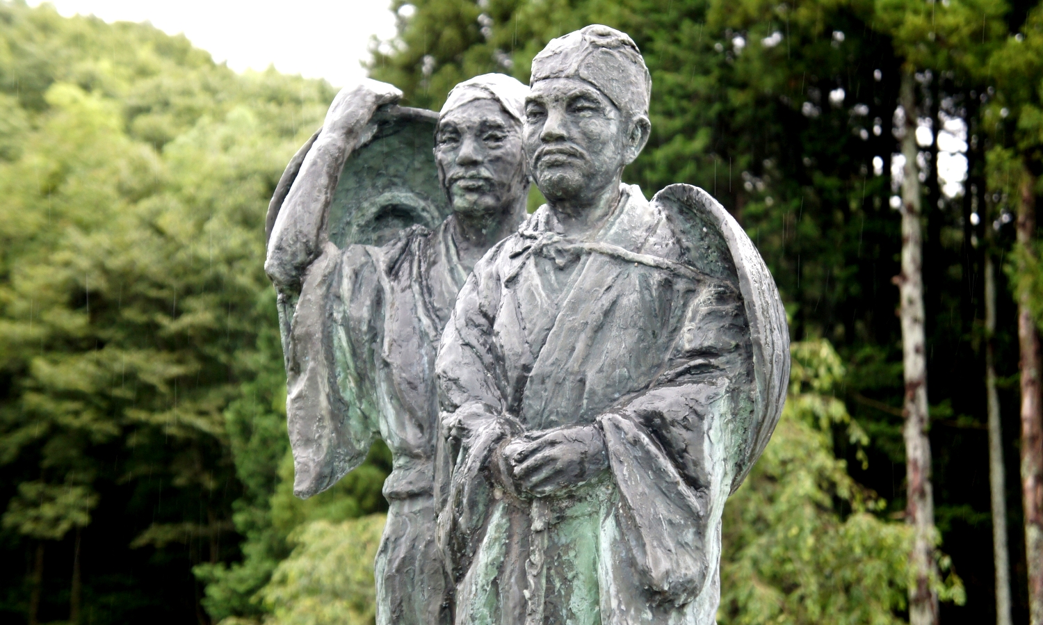 白河の関に立つ松尾芭蕉と弟子の曾良像
