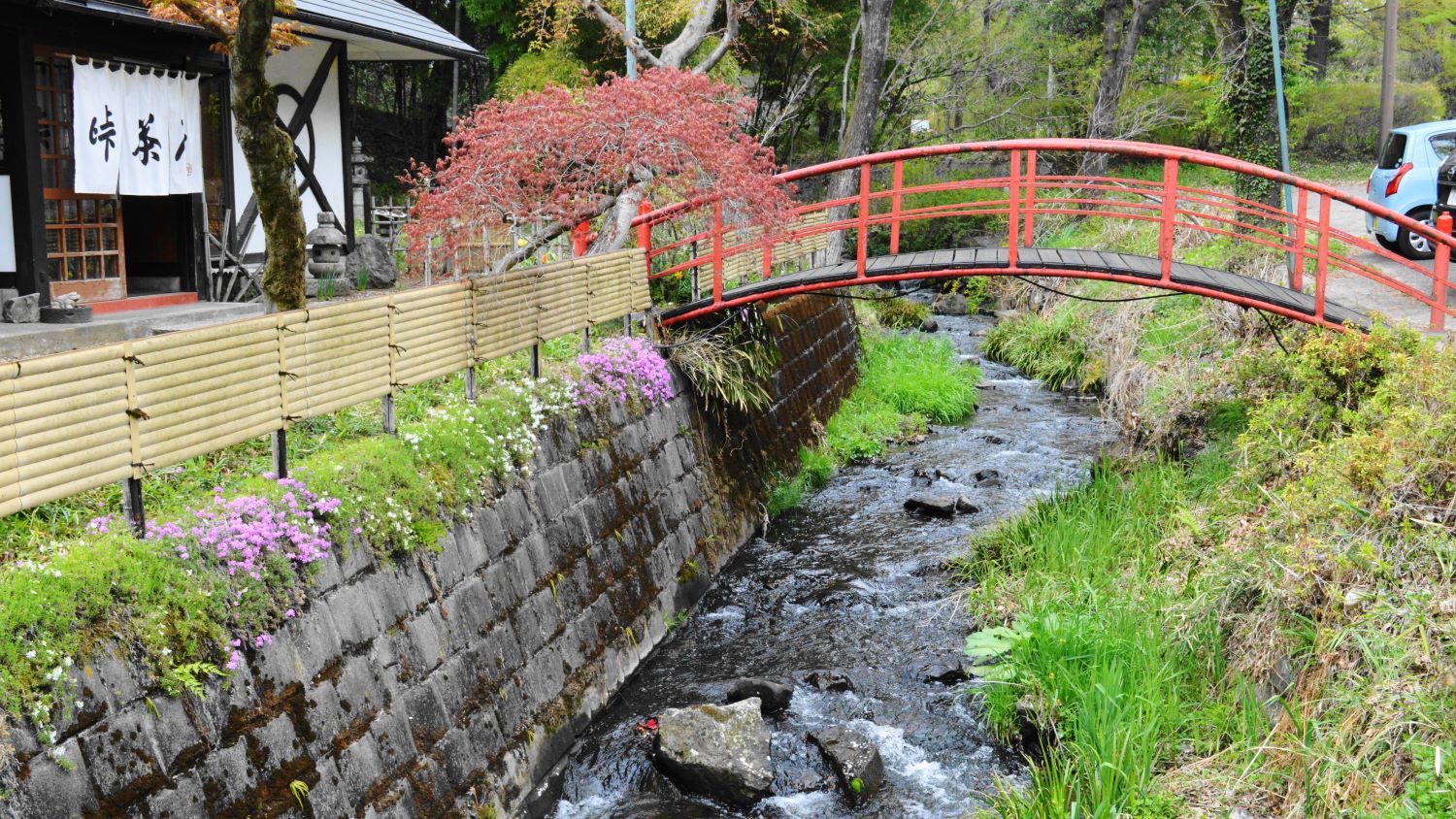 那須町峠茶屋の川に橋がかかる店の前